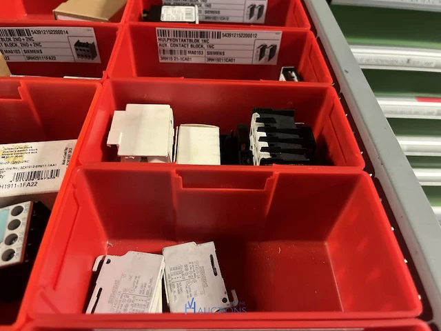 Partij contactoren en schakelcomponenten - afbeelding 34 van  102