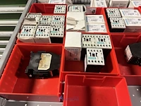 Partij contactoren en schakelcomponenten - afbeelding 51 van  102
