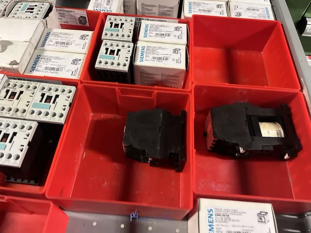 Partij contactoren en schakelcomponenten - afbeelding 52 van  102