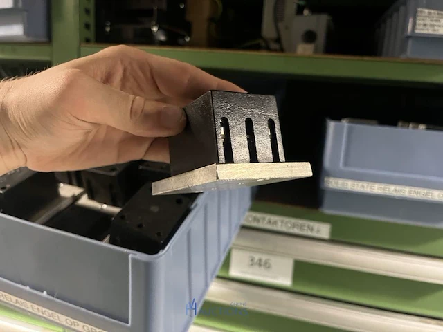 Partij contactoren en schakelcomponenten - afbeelding 100 van  102