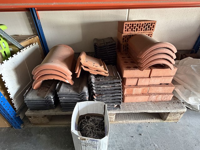 Partij dakpannen + stenen - afbeelding 1 van  1