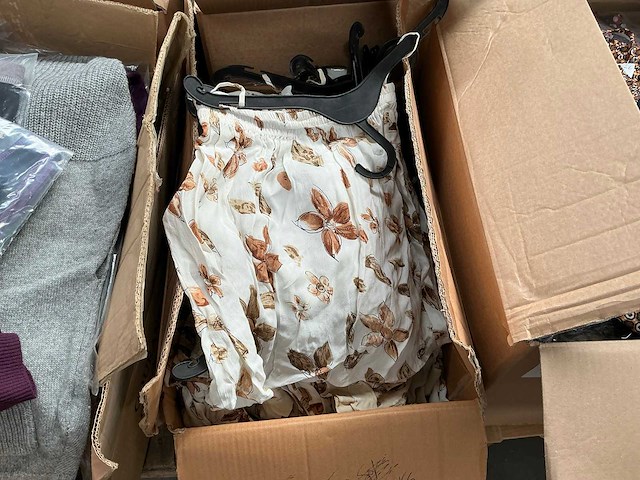 Partij dames -en herenkleding - afbeelding 1 van  6