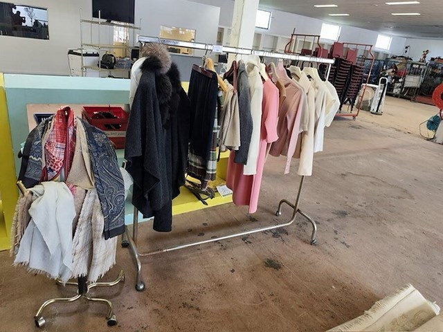 Partij dameskleding (zonder kledingrek) - afbeelding 1 van  25