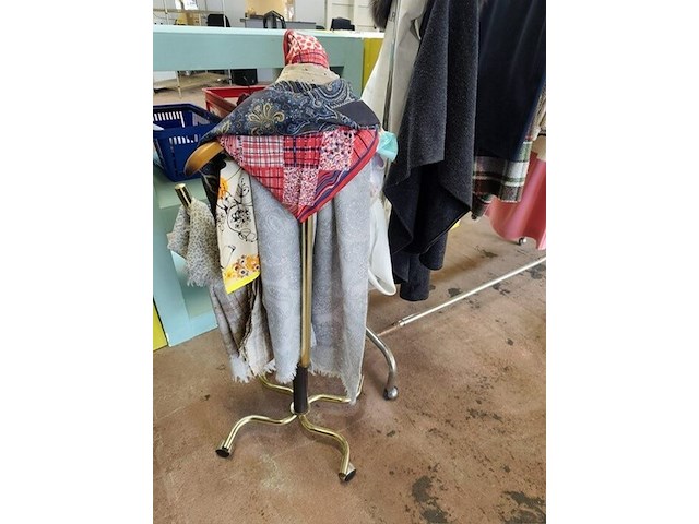 Partij dameskleding (zonder kledingrek) - afbeelding 13 van  25