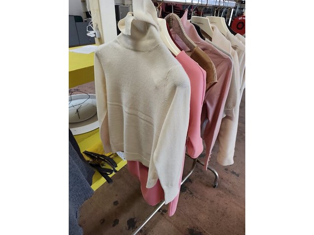 Partij dameskleding (zonder kledingrek) - afbeelding 17 van  25