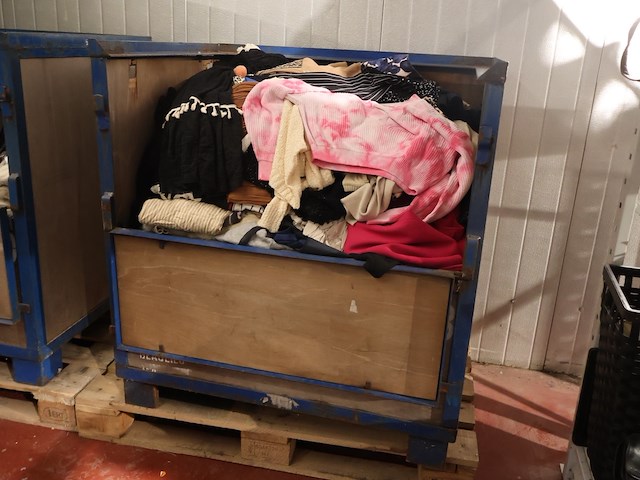 Partij dameskleding - afbeelding 6 van  7