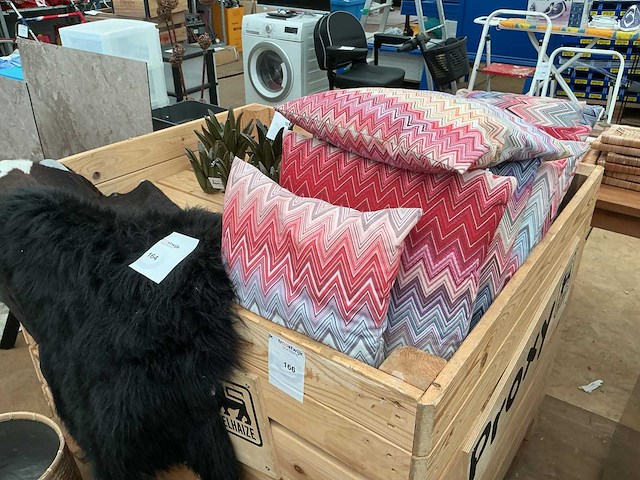 Partij decoratie,dierenvel en kussens. - afbeelding 1 van  3