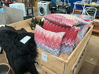 Partij decoratie,dierenvel en kussens. - afbeelding 1 van  3