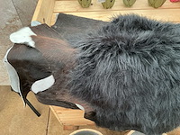 Partij decoratie,dierenvel en kussens. - afbeelding 3 van  3