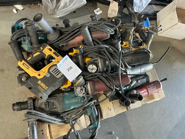 Partij defecte gereedschappen - afbeelding 2 van  2