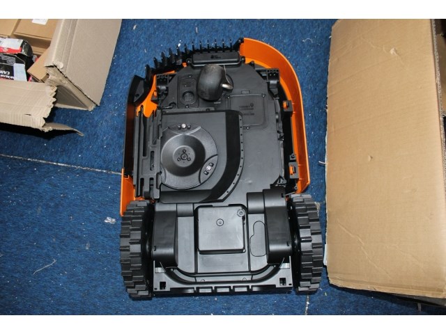Partij defecte robotmaaiers - afbeelding 2 van  11