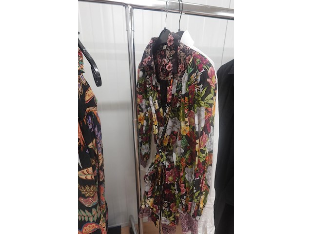 Partij designer kledij oa off white hemd - alice & olivia kleed - sandro - farm rio - afbeelding 11 van  13