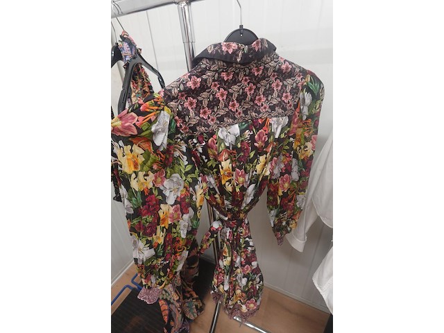 Partij designer kledij oa off white hemd - alice & olivia kleed - sandro - farm rio - afbeelding 12 van  13