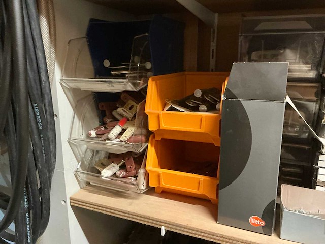 Partij deurbeslag en diversen - afbeelding 35 van  35