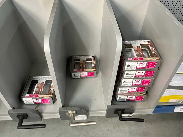 Partij deurbeslag, kapstokken en sloten - afbeelding 16 van  19