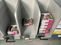 Partij deurbeslag, kapstokken en sloten - afbeelding 16 van  19