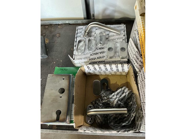 Partij deurbeslag/sluitwek - afbeelding 1 van  1