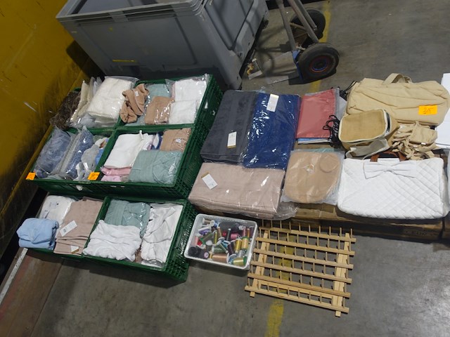 Partij div blanco baby artikelen - afbeelding 1 van  24