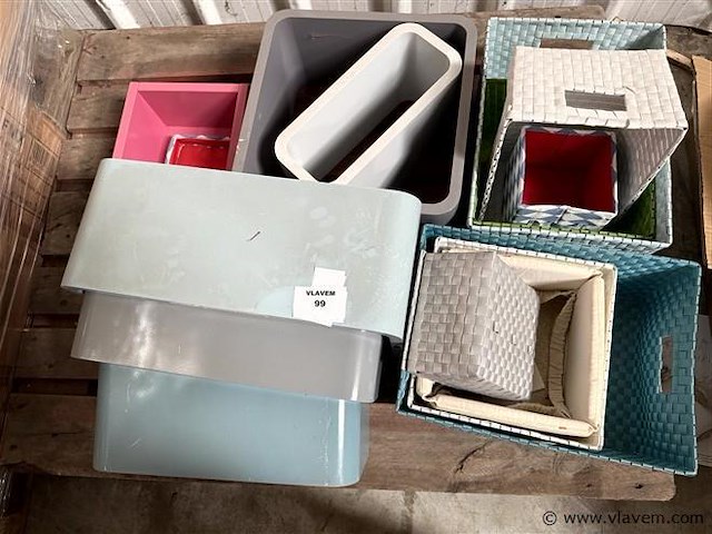 Partij div. bloembakken en decoratieve mandjes - afbeelding 1 van  3