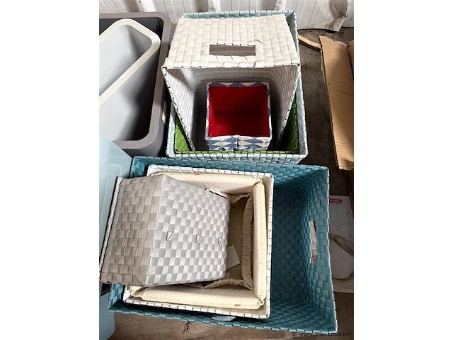 Partij div. bloembakken en decoratieve mandjes - afbeelding 2 van  3