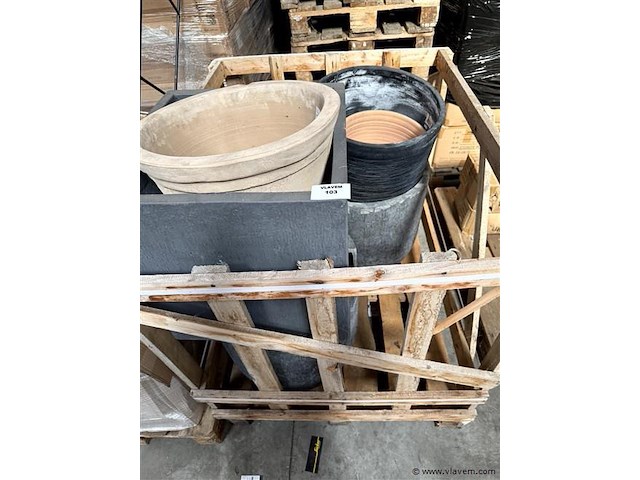 Partij div. bloembakken in stenen en kunststof uitvoering. - afbeelding 1 van  4