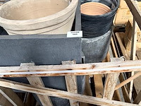 Partij div. bloembakken in stenen en kunststof uitvoering. - afbeelding 1 van  4