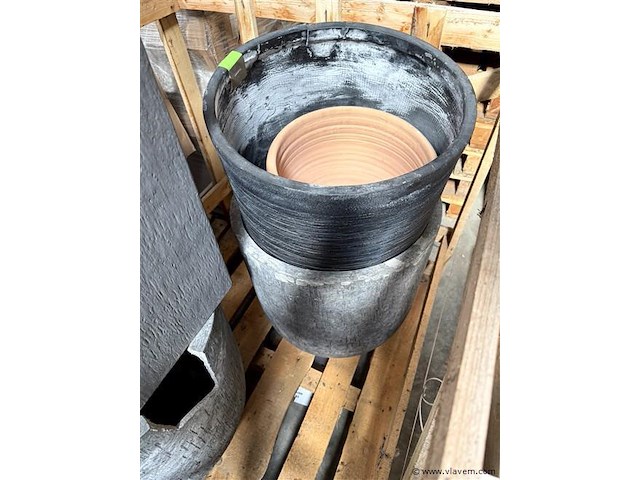 Partij div. bloembakken in stenen en kunststof uitvoering. - afbeelding 2 van  4