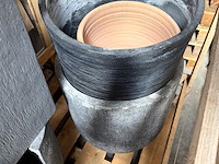 Partij div. bloembakken in stenen en kunststof uitvoering. - afbeelding 2 van  4