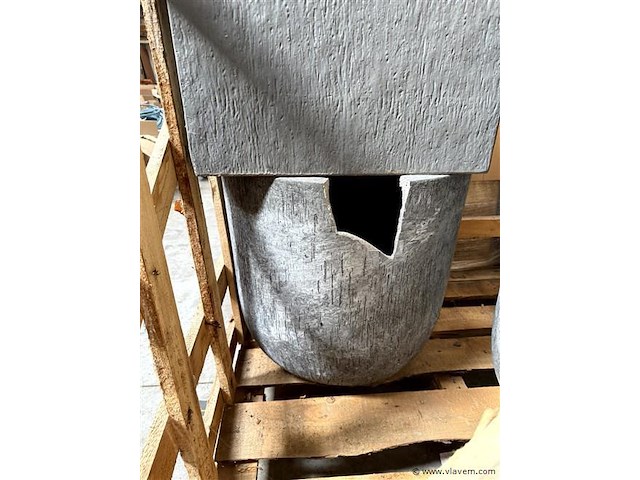 Partij div. bloembakken in stenen en kunststof uitvoering. - afbeelding 3 van  4