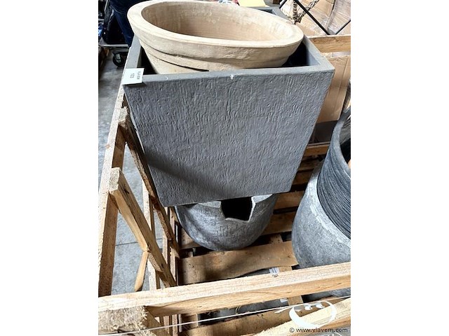 Partij div. bloembakken in stenen en kunststof uitvoering. - afbeelding 4 van  4