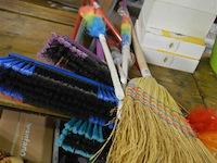 Partij div. borstels (5 borstels, 4 spinnenborstel en 1 bezem - afbeelding 1 van  4