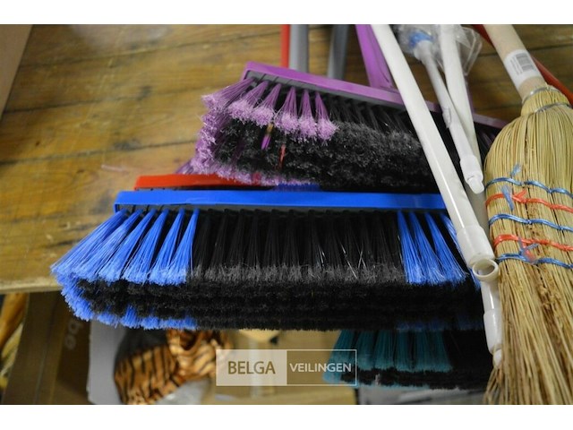 Partij div. borstels (5 borstels, 4 spinnenborstel en 1 bezem - afbeelding 2 van  4