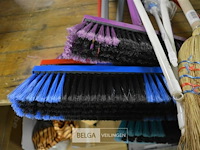 Partij div. borstels (5 borstels, 4 spinnenborstel en 1 bezem - afbeelding 2 van  4