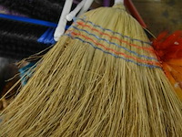 Partij div. borstels (5 borstels, 4 spinnenborstel en 1 bezem - afbeelding 4 van  4