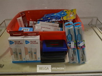 Partij div kantoorbenodigdheden( passer, lijm, perforartor) - afbeelding 1 van  4