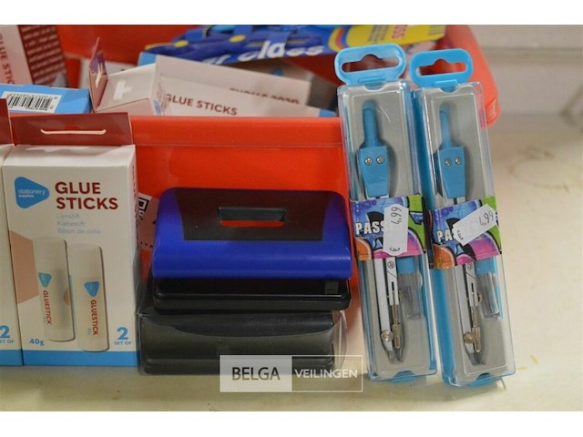 Partij div kantoorbenodigdheden( passer, lijm, perforartor) - afbeelding 3 van  4