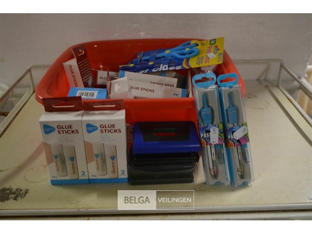 Partij div kantoorbenodigdheden( passer, lijm, perforartor) - afbeelding 1 van  4