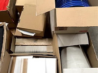 Partij div. klein kantoormateriaal, wo. papierbakjes enz. - afbeelding 1 van  2
