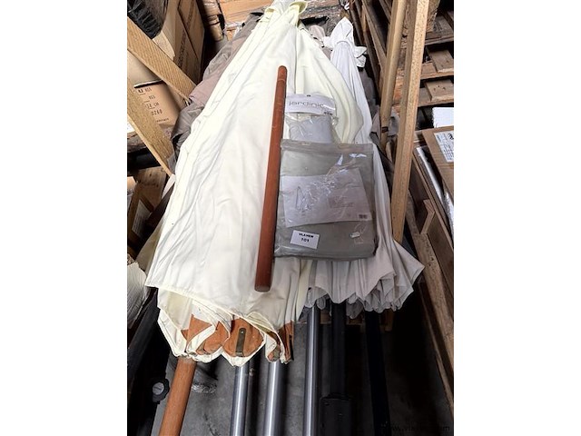 Partij div. parasols en onderdelen - afbeelding 1 van  2