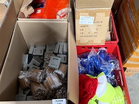 Partij div. promomateriaal, wo. petjes, klokjes, drinkbussen enz. - afbeelding 1 van  5