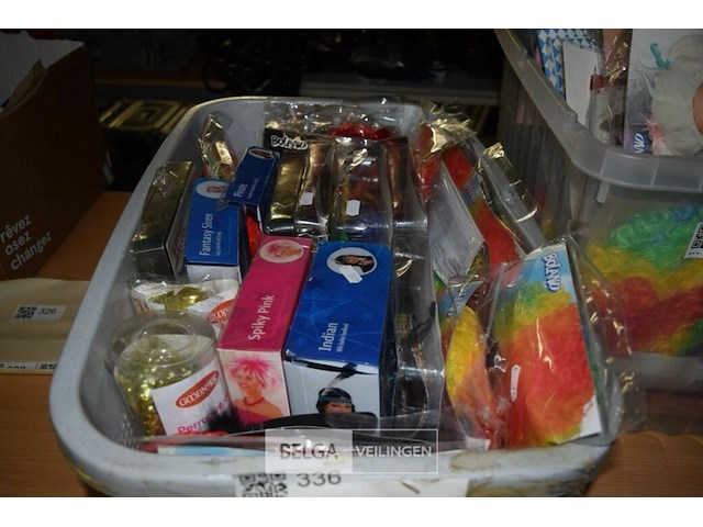 Partij div pruiken - afbeelding 1 van  4