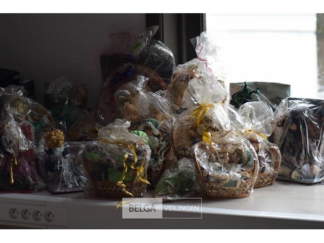 Partij div riete deco en vintage poppen - afbeelding 1 van  12