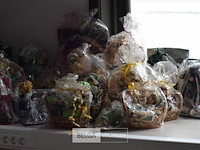 Partij div riete deco en vintage poppen - afbeelding 1 van  12