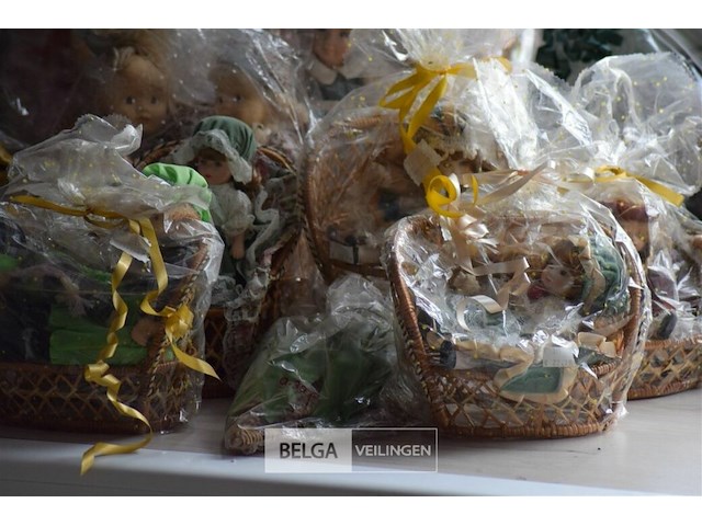 Partij div riete deco en vintage poppen - afbeelding 9 van  12