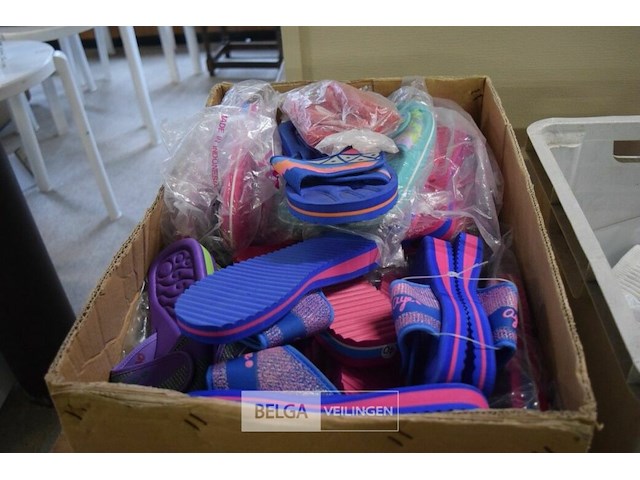 Partij div soorten en maten badslippers - afbeelding 1 van  4