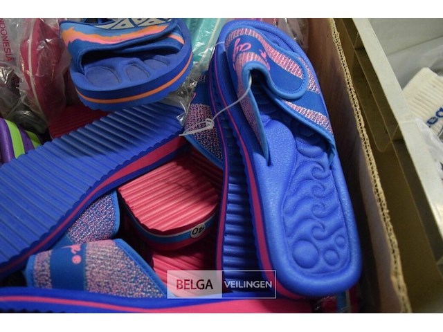 Partij div soorten en maten badslippers - afbeelding 2 van  4