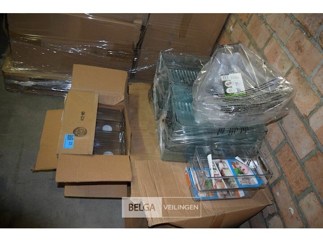 Partij div soorten plastieken opbergbakken - afbeelding 1 van  5