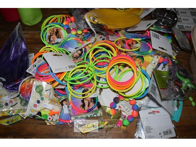 Partij div spelletjes, armbanden, speelgoed,.. - afbeelding 1 van  4