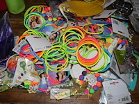 Partij div spelletjes, armbanden, speelgoed,.. - afbeelding 1 van  4