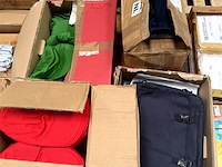 Partij div. tassen, petjes enz. - afbeelding 1 van  1